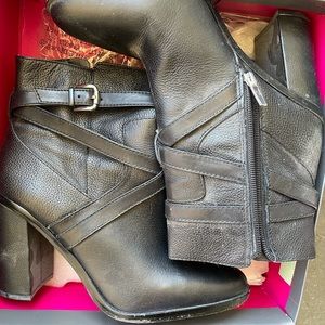 Vince Camuto boots size 9.5